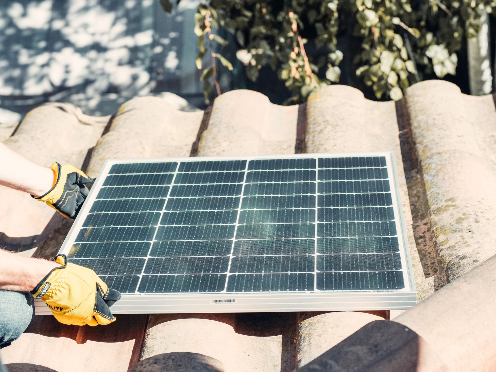 Installateur panneaux solaires équipe à Besançon